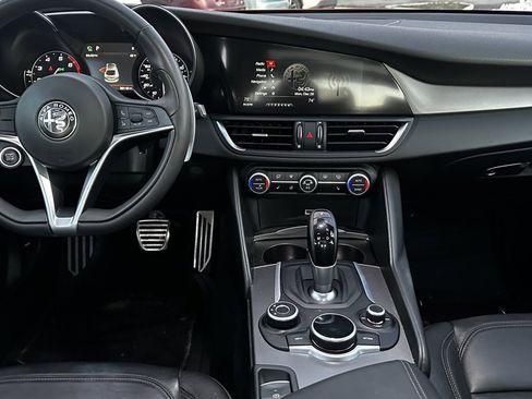 Used 2018 Alfa Romeo Giulia Base image 5