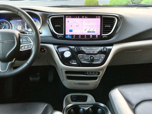 Used 2023 Chrysler Pacifica Touring-L FWD image 20