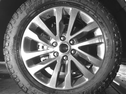Used 2018 Ford Expedition Limited w/ Equipment Group 301A AWD/4WD image 9