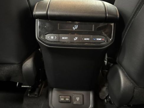 Used 2024 Toyota Highlander Limited image 33