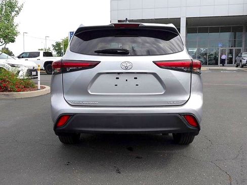 Certified 2024 Toyota Highlander LE AWD/4WD image 4