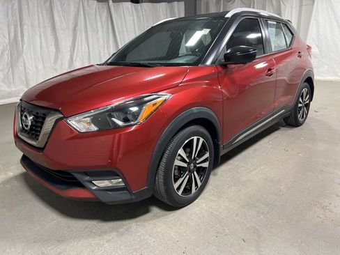 Used 2019 Nissan Kicks SR w/ SR Premium Package FWD image 3