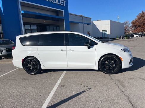 Used 2025 Chrysler Pacifica Limited image 2