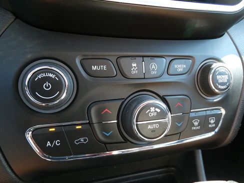 Used 2019 Jeep Cherokee Overland AWD/4WD image 32