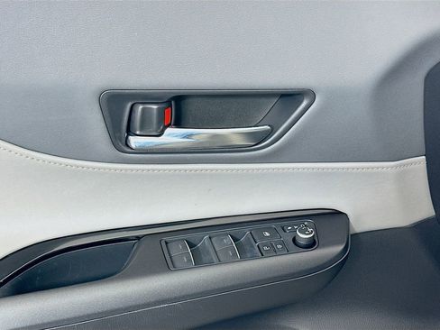 Used 2023 Toyota Venza LE image 17