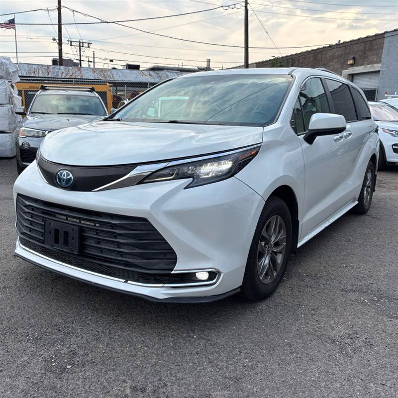 Used 2024 Toyota Sienna XLE w/ XLE Plus Package AWD/4WD image 1