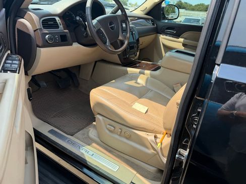 Used 2011 GMC Yukon Denali RWD image 8