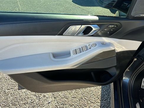 Used 2022 BMW X7 M50i image 11
