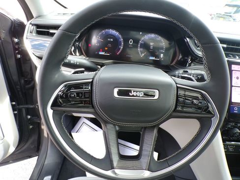 Used 2023 Jeep Grand Cherokee Overland AWD/4WD image 12