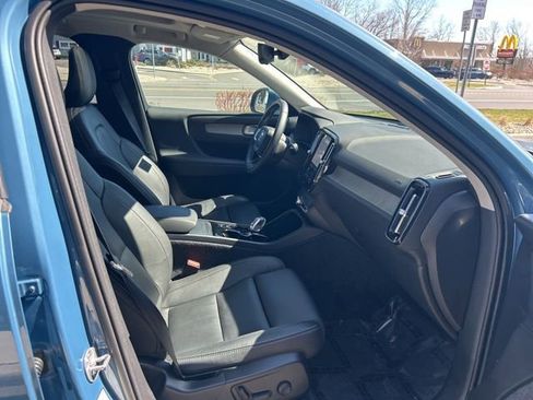 Certified 2025 Volvo XC40 B5 Plus AWD/4WD image 15