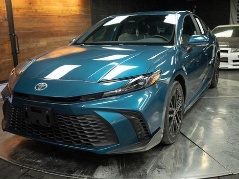 Used 2025 Toyota Camry SE image 2