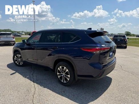 Used 2022 Toyota Highlander XLE AWD/4WD image 6