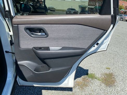 Used 2023 Nissan Rogue SV FWD image 18