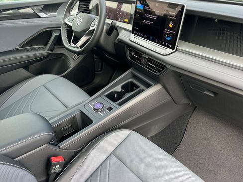 New 2025 Volkswagen Tiguan SE image 14