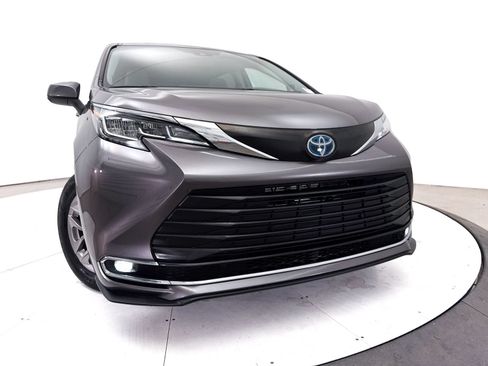 Used 2023 Toyota Sienna XLE w/ XLE Plus Package AWD/4WD image 7