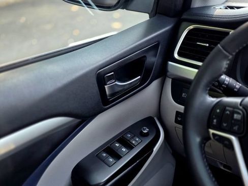 Used 2019 Toyota Highlander XLE AWD/4WD image 21