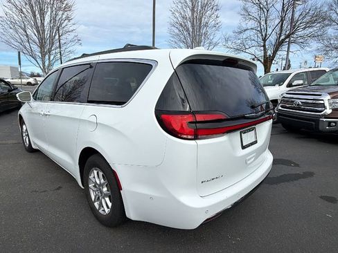 Used 2022 Chrysler Pacifica Touring-L w/ Uconnect Theater Family Group FWD image 6