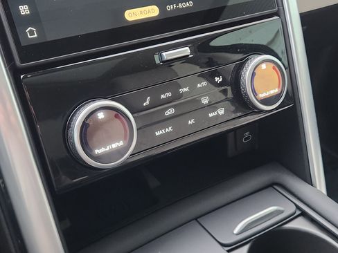 Certified 2025 Land Rover Discovery Dynamic SE image 21