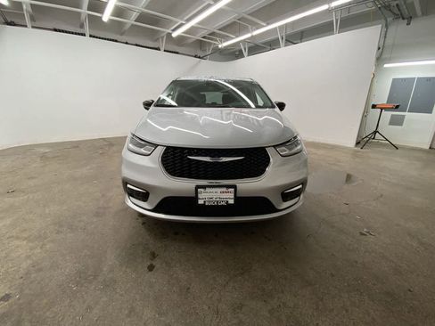 Used 2024 Chrysler Pacifica Touring-L image 9