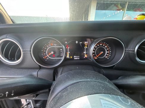 Used 2020 Jeep Gladiator Overland AWD/4WD image 12