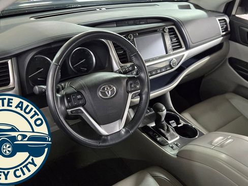 Used 2017 Toyota Highlander XLE image 14