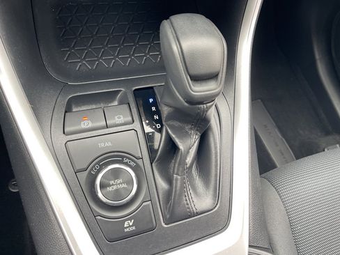 Used 2020 Toyota RAV4 LE image 25