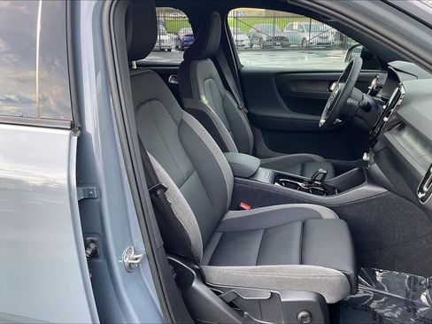 Used 2023 Volvo XC40 Recharge Core image 10