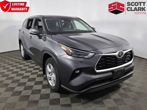Used 2025 Toyota Highlander LE AWD/4WD image 1
