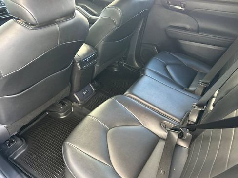 Used 2021 Toyota Highlander XLE FWD image 12