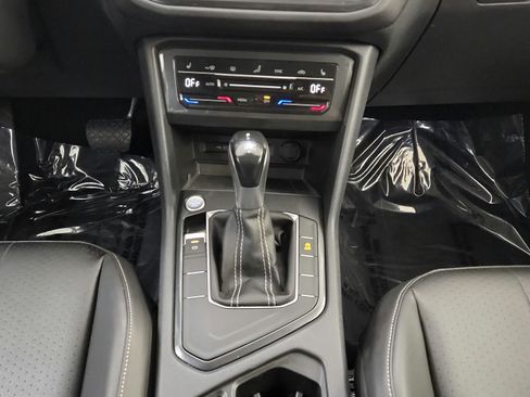 Used 2022 Volkswagen Tiguan SE w/ Panoramic Sunroof Package FWD image 23
