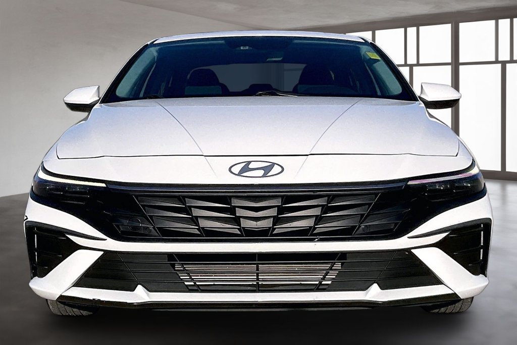 Used 2024 Hyundai Elantra SE FWD image 2