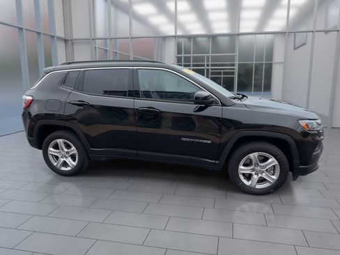 Used 2023 Jeep Compass Latitude w/ Convenience Group AWD/4WD image 9