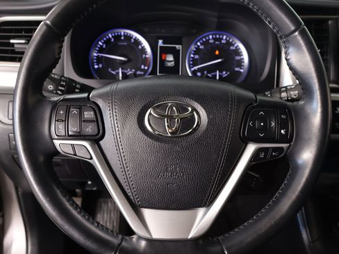 Used 2019 Toyota Highlander SE image 3