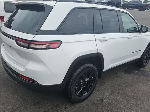 Used 2024 Jeep Grand Cherokee Altitude AWD/4WD image 4