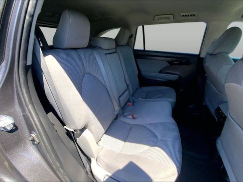 Used 2022 Toyota Highlander LE FWD image 19