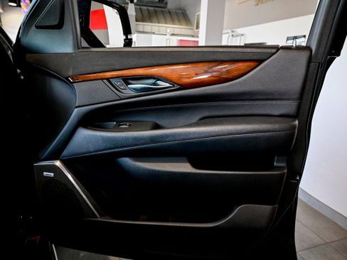 Used 2017 Cadillac Escalade Luxury AWD/4WD image 32