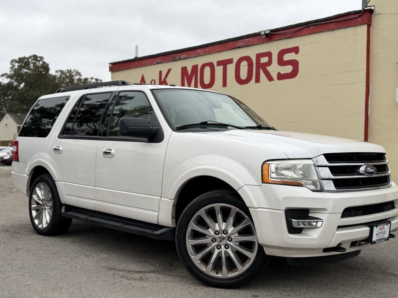 Used 2016 Ford Expedition XLT w/ Equipment Group 202A AWD/4WD image 1