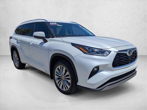 Certified 2024 Toyota Highlander Platinum FWD image 3