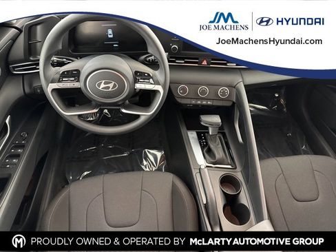 Used 2025 Hyundai Elantra SE image 27