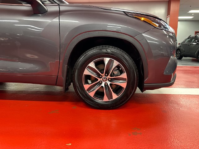 Used 2022 Toyota Highlander XLE AWD/4WD image 31