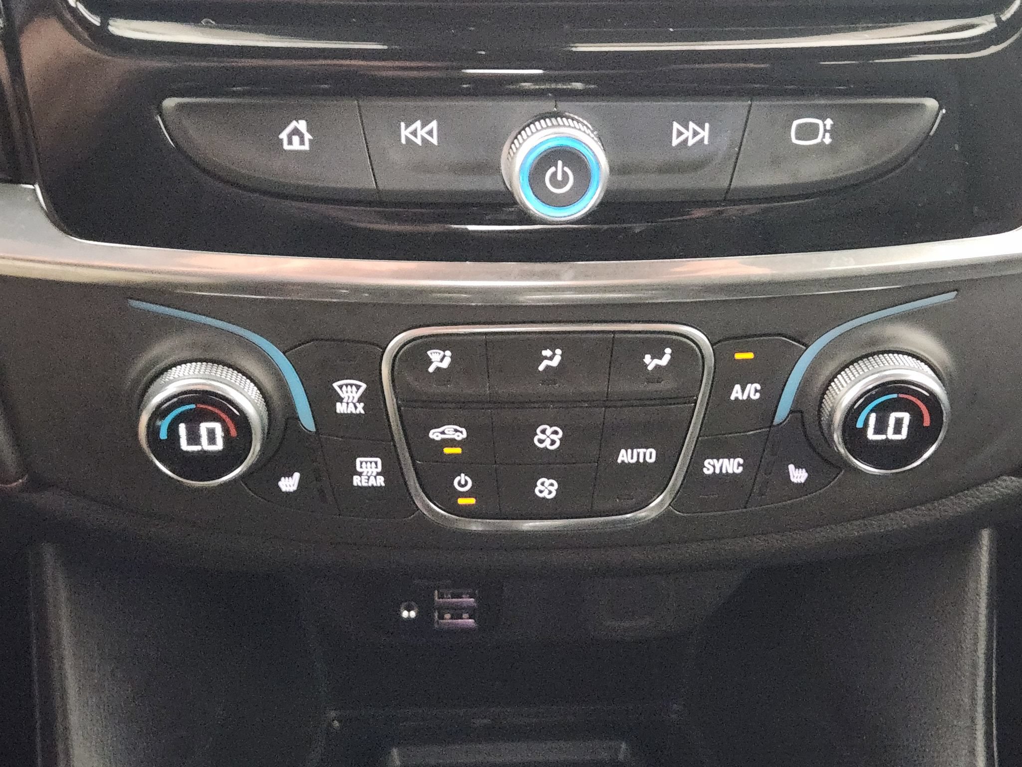 Used 2023 Chevrolet Traverse RS FWD image 17