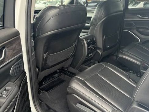 Used 2023 Jeep Grand Cherokee L Limited w/ Luxury Tech Group II AWD/4WD image 8