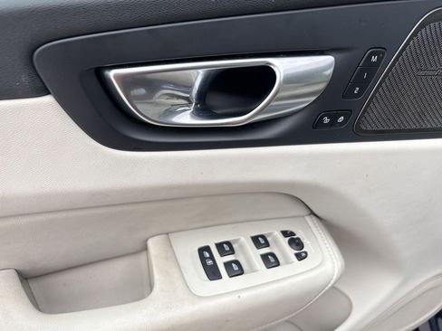 Certified 2023 Volvo XC60 B5 Ultimate w/ Climate Package image 13