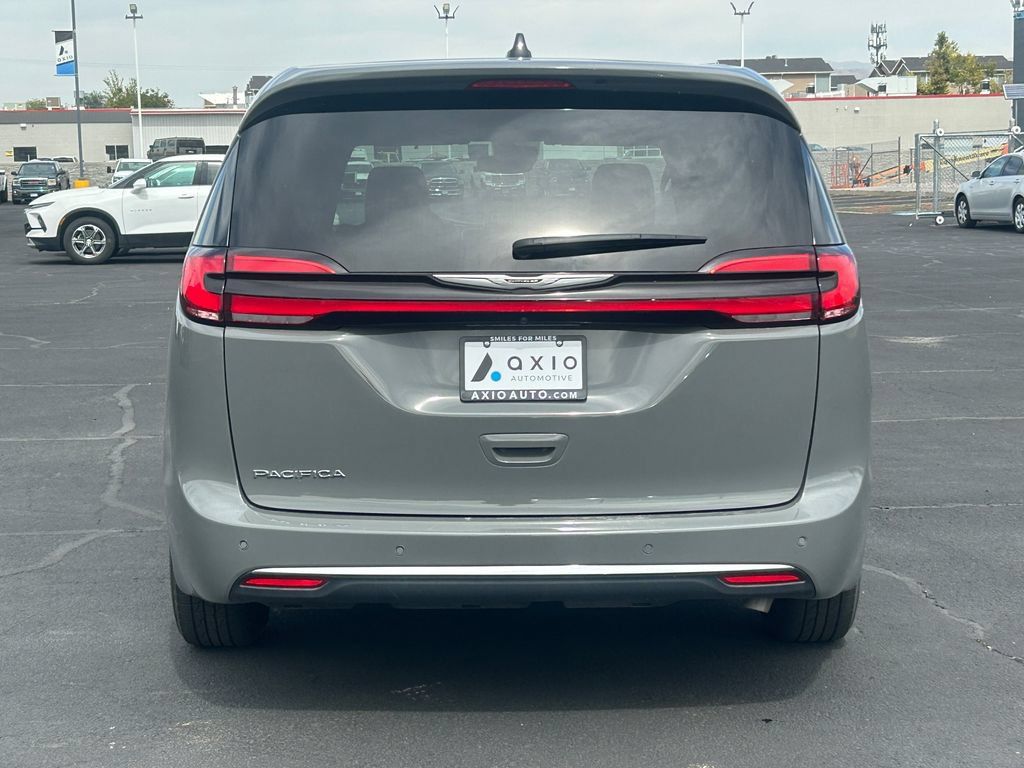 Used 2025 Chrysler Pacifica Select FWD image 4