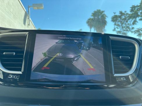 Used 2023 Chrysler Pacifica Touring-L FWD image 25