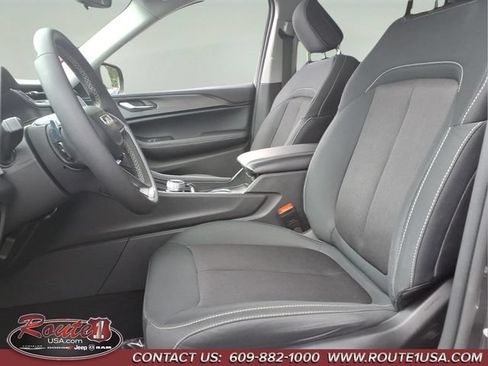 Used 2024 Jeep Grand Cherokee Laredo X AWD/4WD image 27
