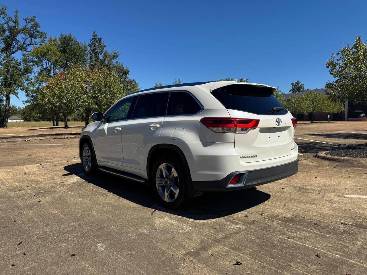 Used 2019 Toyota Highlander Limited Platinum FWD image 5