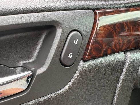 Used 2013 Chevrolet Impala LTZ FWD image 12