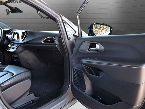 Used 2025 Chrysler Pacifica Select FWD image 67