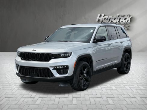 Used 2024 Jeep Grand Cherokee Limited w/ Black Appearance Package AWD/4WD image 5